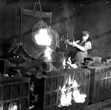 Pouring molten iron / L044009a